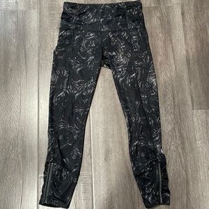 Lululemon “Runday” crop “Full-On Luxtreme 4